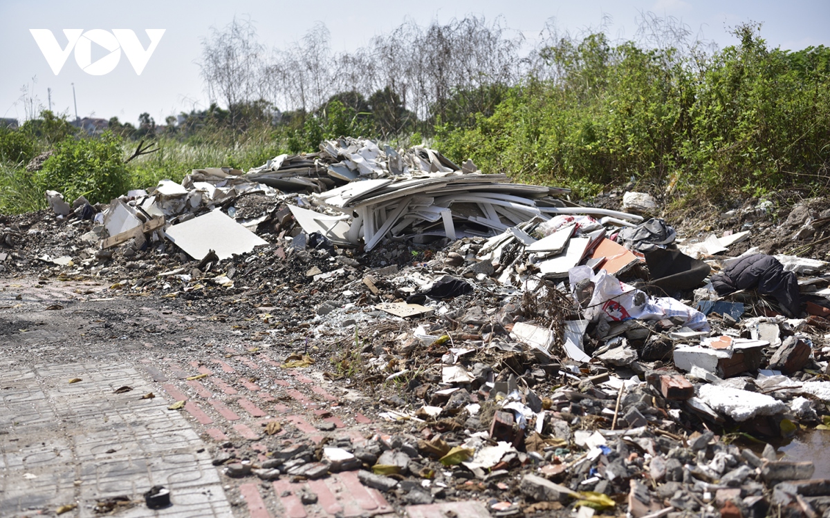 Khu “đất vàng” tràn ngập rác thải ở Long Biên - Ảnh 3.