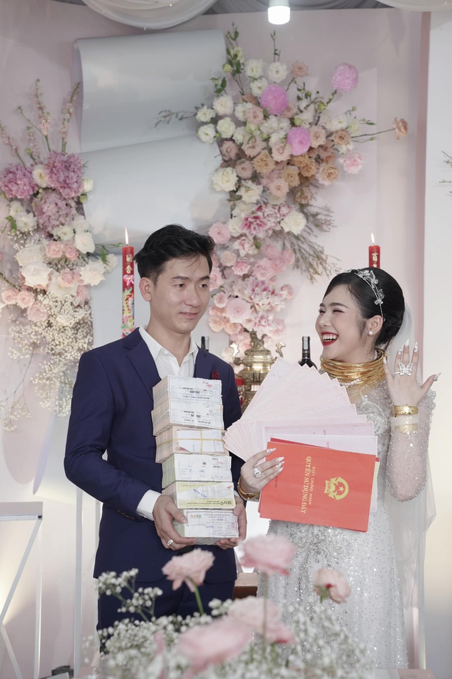 Cô dâu làm mặt quạu khi "phải vất vả" đeo 25 cây vàng: "Em thở không nổi luôn" - Ảnh 5.