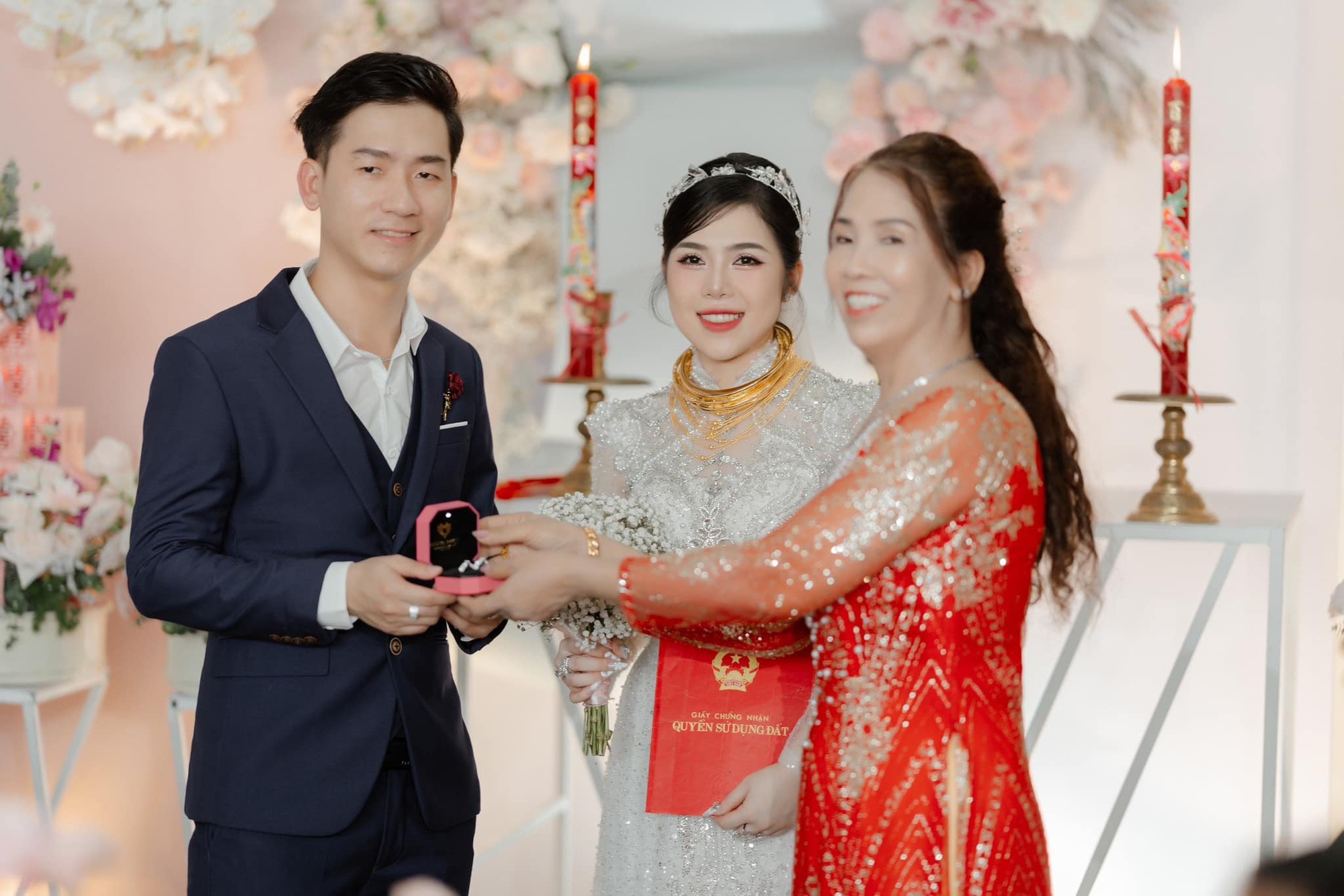 Cô dâu làm mặt quạu khi "phải vất vả" đeo 25 cây vàng: "Em thở không nổi luôn" - Ảnh 8.
