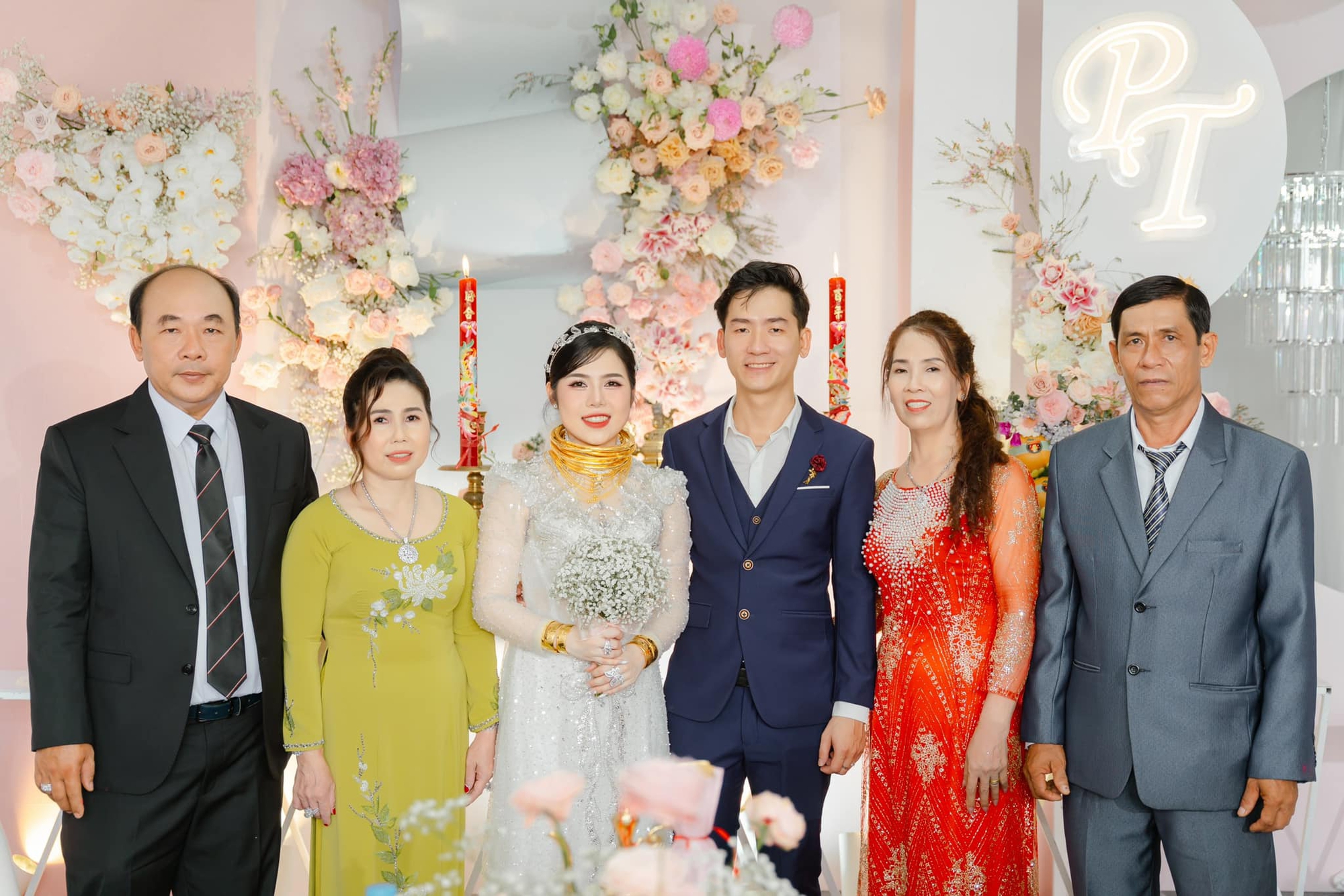 Cô dâu làm mặt quạu khi "phải vất vả" đeo 25 cây vàng: "Em thở không nổi luôn" - Ảnh 7.