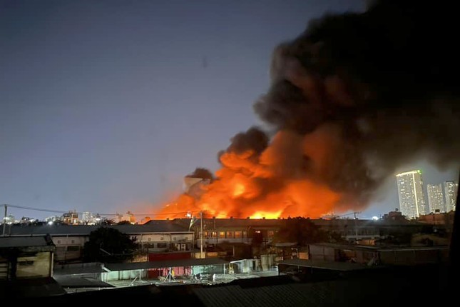 Cháy lớn nhà xưởng rộng 2.000m2 ở TPHCM - Ảnh 1.