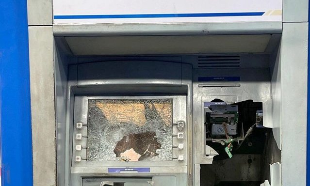 Người đàn ông Trung Quốc dùng rìu đập vỡ máy ATM để cướp tiền và nhận lại “cái kết không như là mơ” - Ảnh 2.