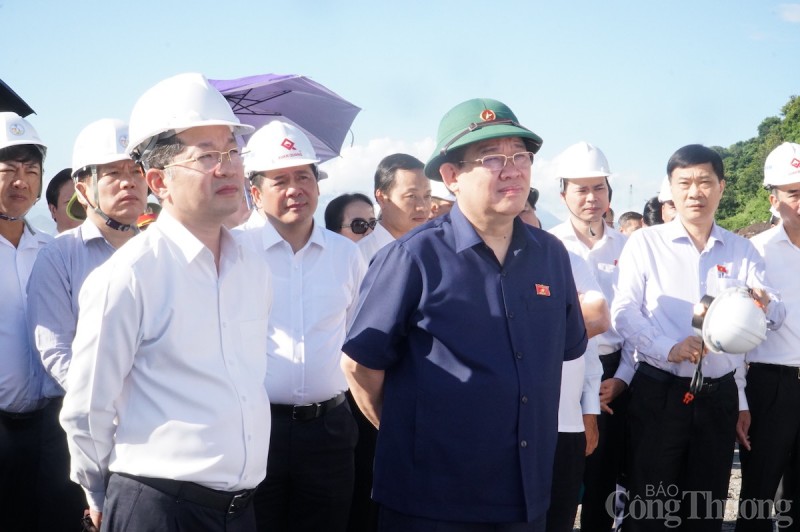 Chủ tịch Quốc hội Vương Đình Huệ kiểm tra tiến độ cảng Liên Chiểu - Ảnh 1.