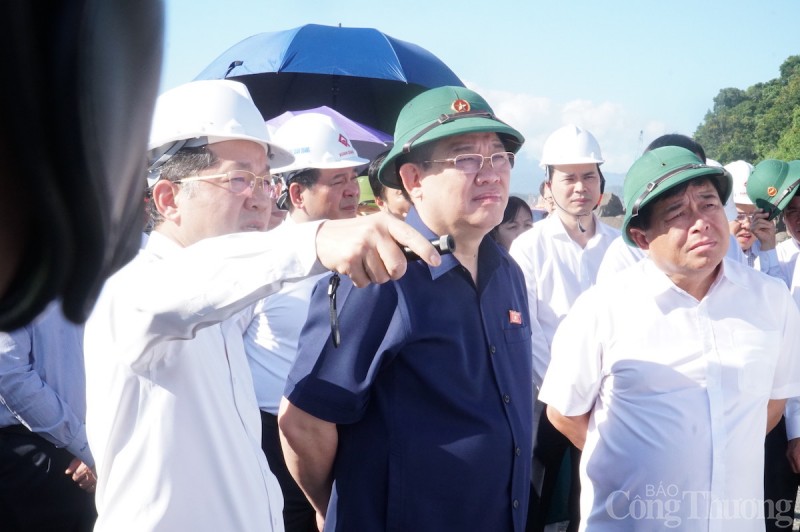 Chủ tịch Quốc hội Vương Đình Huệ kiểm tra tiến độ cảng Liên Chiểu - Ảnh 5. Chủ tịch Quốc hội Vương Đình Huệ kiểm tra tiến độ cảng Liên Chiểu - Ảnh 5.
