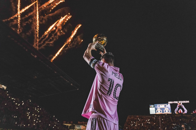 Messi tươi rói trong buổi lễ vinh danh đặc biệt, biểu cảm của cậu quý tử gây chú ý - Ảnh 1.