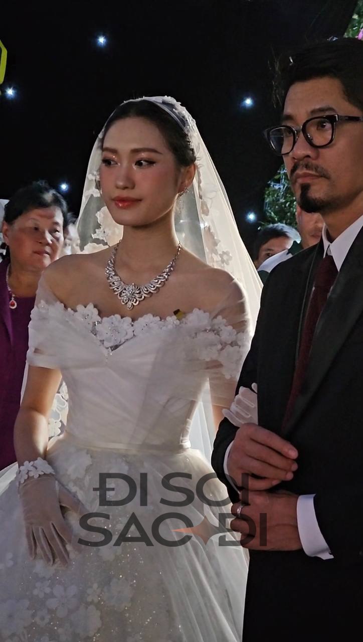 Hot nhất Thái Bình lúc này: Dân làng đổ xô xem đám cưới Đoàn Văn Hậu, visual cô dâu mặc váy cưới sáng bừng - Ảnh 5.