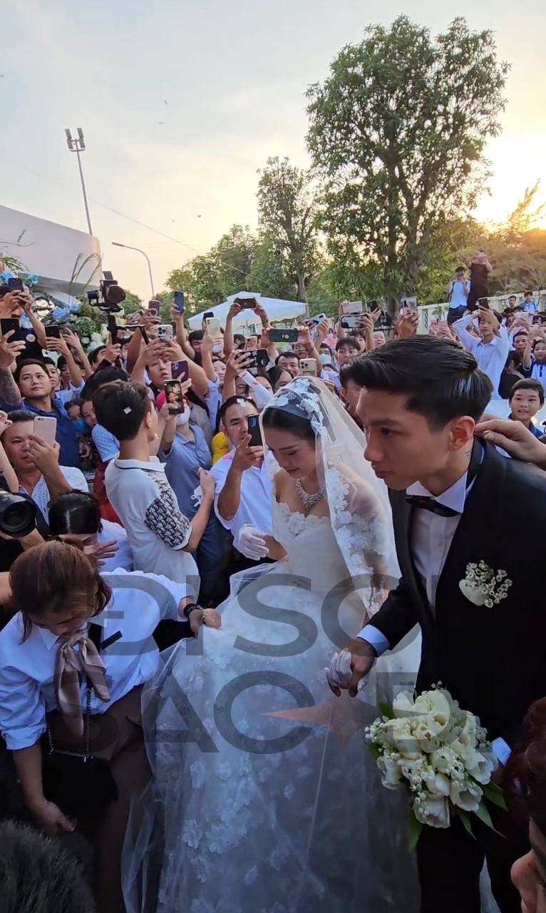 Hot nhất Thái Bình lúc này: Dân làng đổ xô xem đám cưới Đoàn Văn Hậu, visual cô dâu mặc váy cưới sáng bừng - Ảnh 3.