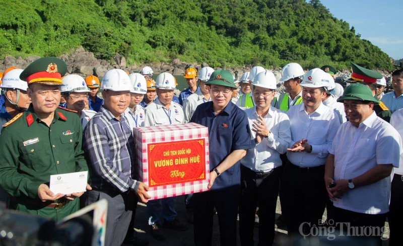 Chủ tịch Quốc hội Vương Đình Huệ kiểm tra tiến độ cảng Liên Chiểu - Ảnh 6. Chủ tịch Quốc hội Vương Đình Huệ kiểm tra tiến độ cảng Liên Chiểu - Ảnh 6.
