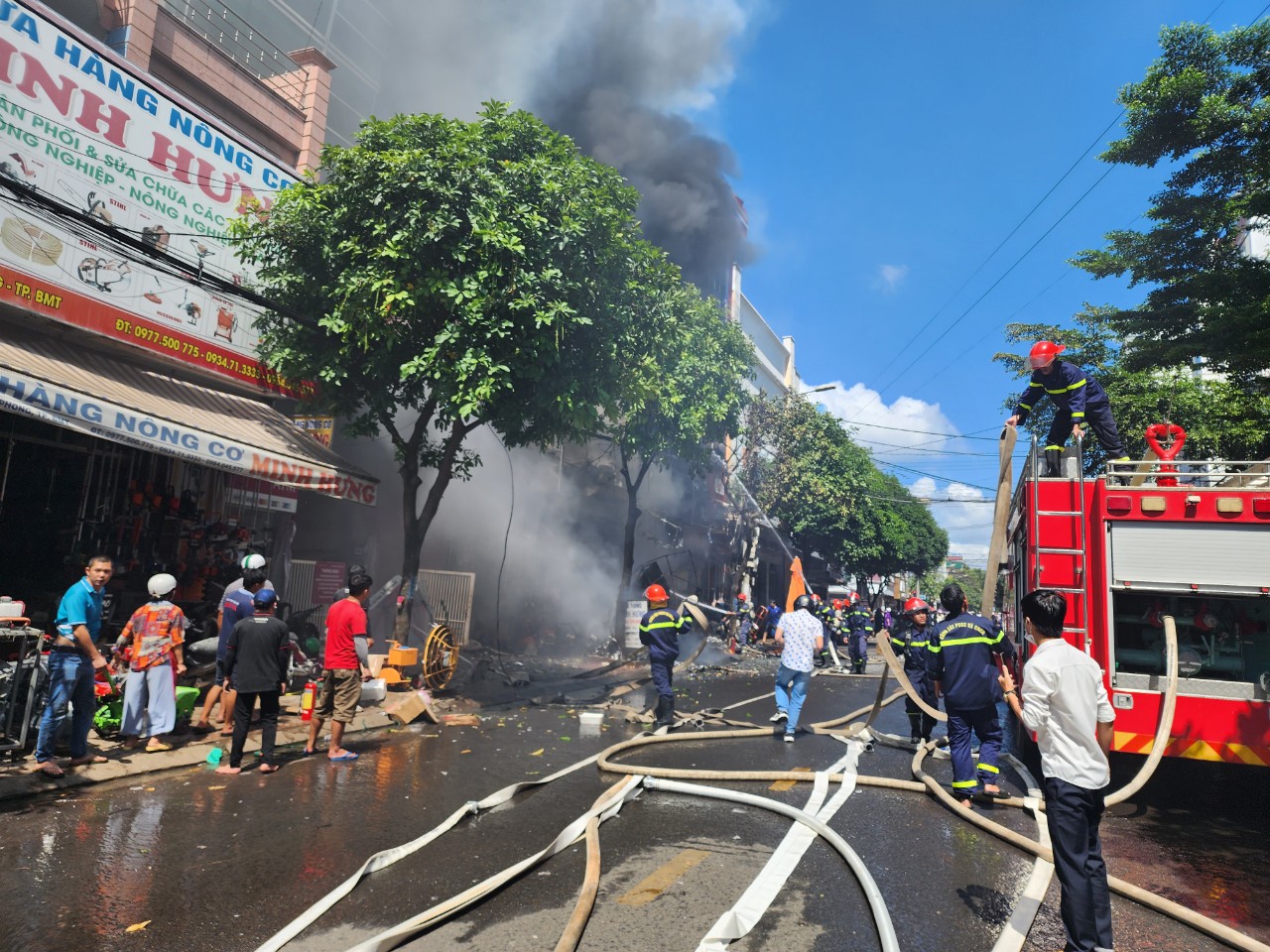 CLIP: Đang cháy lớn ở Buôn Ma Thuột, Phó Giám đốc Công an Đắk Lắk đến ngay hiện trường - Ảnh 1.