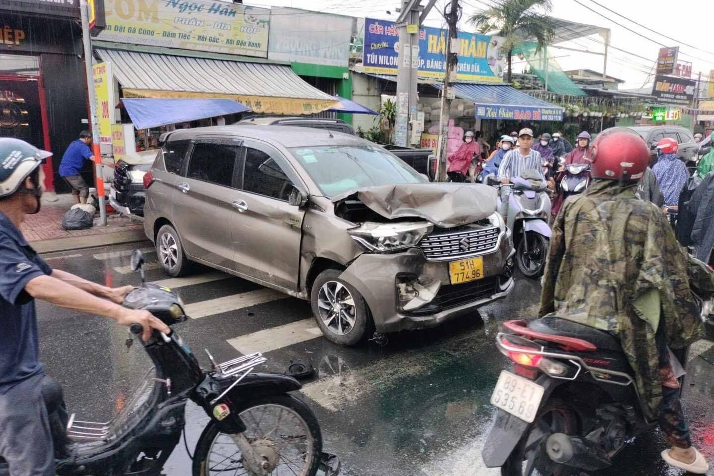 Tai nạn liên hoàn nghiêm trọng ở Thủ Đức, xe nằm la liệt - Ảnh 3.