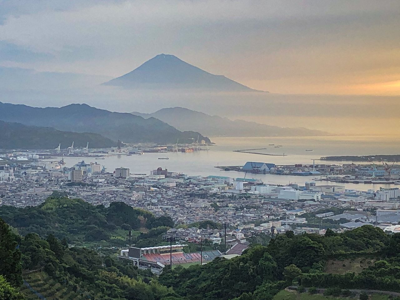 Từng phát ngán mỗi khi thấy núi Phú Sĩ, chàng thanh niên khiến cả thế giới ngỡ ngàng với những bức ảnh đẹp mê đắm về ngọn núi già của quê hương - Ảnh 4.