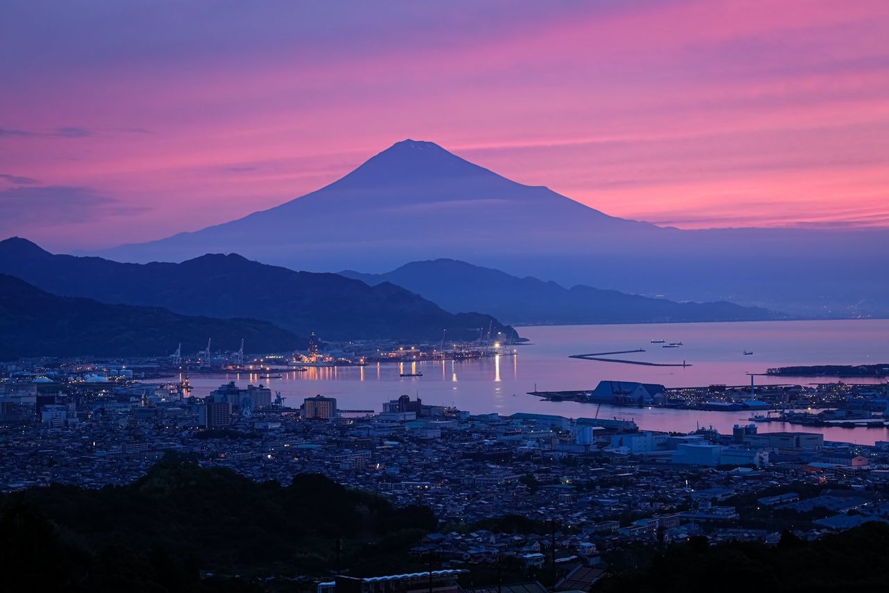 Từng phát ngán mỗi khi thấy núi Phú Sĩ, chàng thanh niên khiến cả thế giới ngỡ ngàng với những bức ảnh đẹp mê đắm về ngọn núi già của quê hương - Ảnh 2.