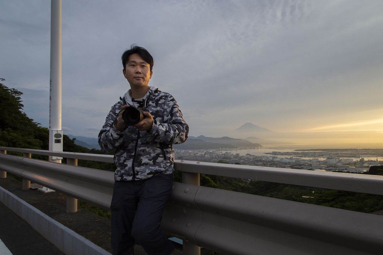 Từng phát ngán mỗi khi thấy núi Phú Sĩ, chàng thanh niên khiến cả thế giới ngỡ ngàng với những bức ảnh đẹp mê đắm về ngọn núi già của quê hương - Ảnh 1.