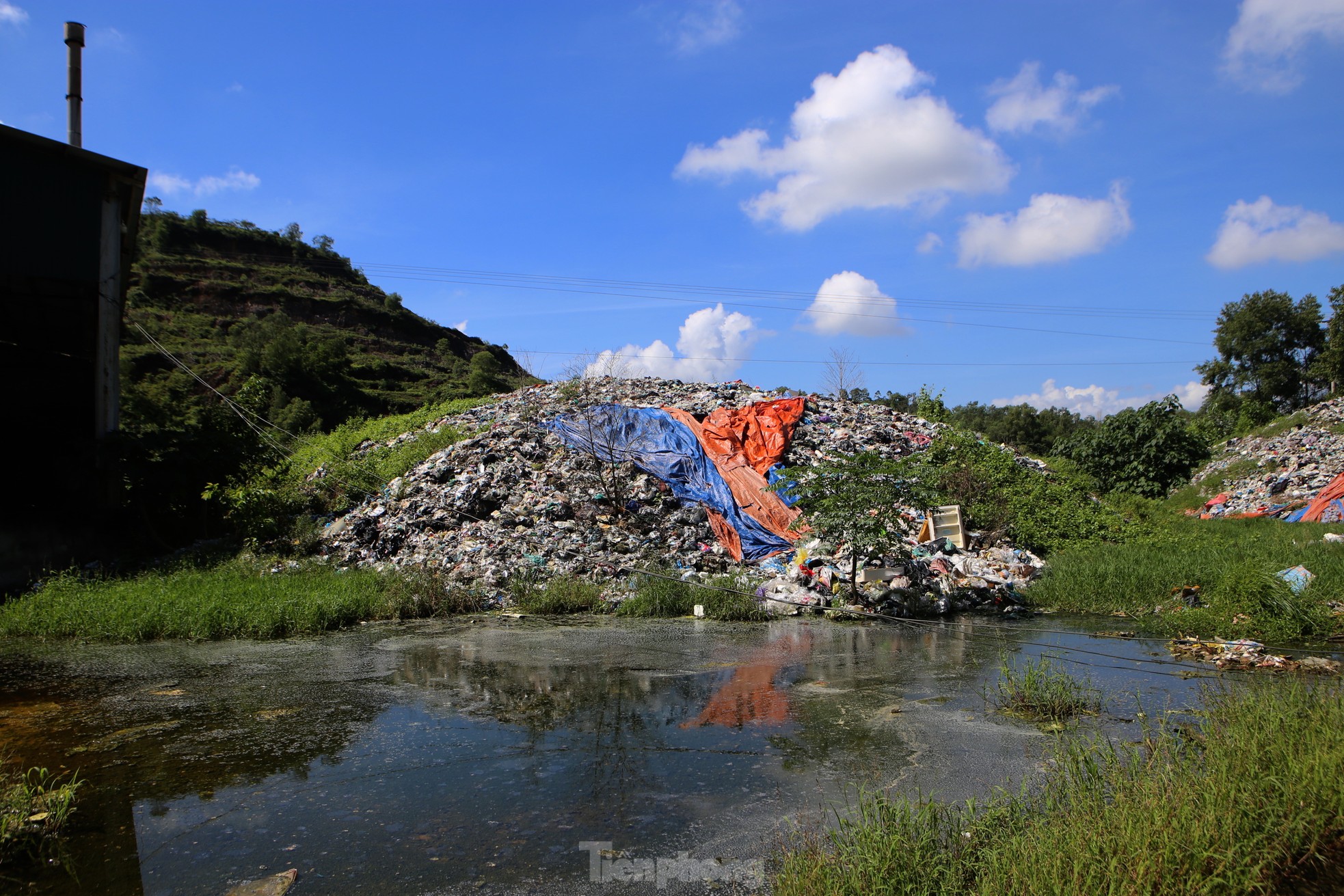 Lò đốt 'đóng băng', hàng nghìn tấn rác chất đống như núi - Ảnh 5.