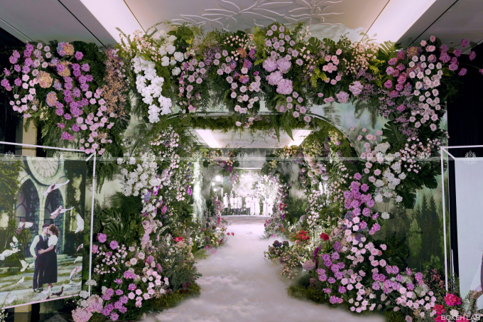 Đám cưới sang xịn ở Ba Đình, Hà Nội: Cô dâu chú rể chi cả tỷ cho concept cổ tích với hơn 1 tấn hoa nhập khẩu - Ảnh 2.