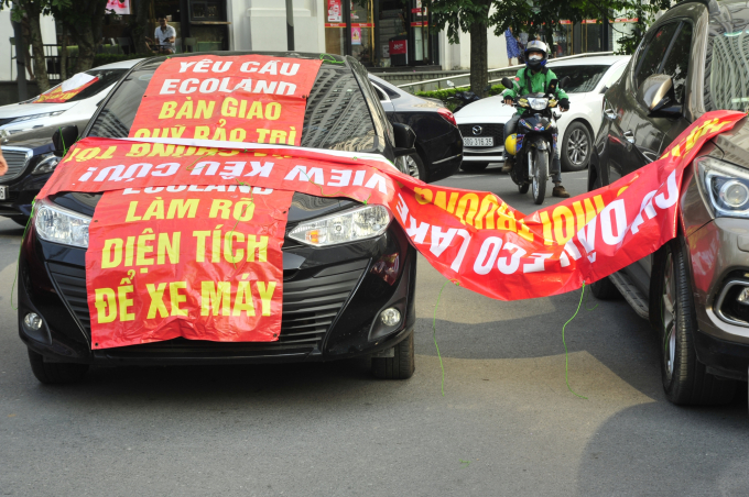 Hà Nội: Cư dân căng băng rôn, đỗ ô tô chặn cửa hầm phản đối vì chủ đầu tư không bàn giao quỹ bảo trì - Ảnh 7.