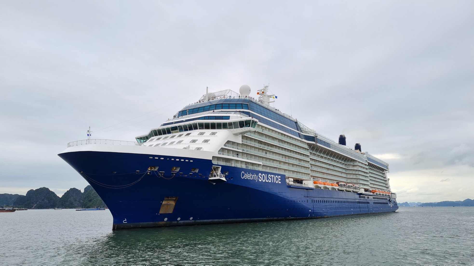 Hơn 2.600 khách quốc tế đến Hạ Long bằng siêu du thuyền - Ảnh 1.