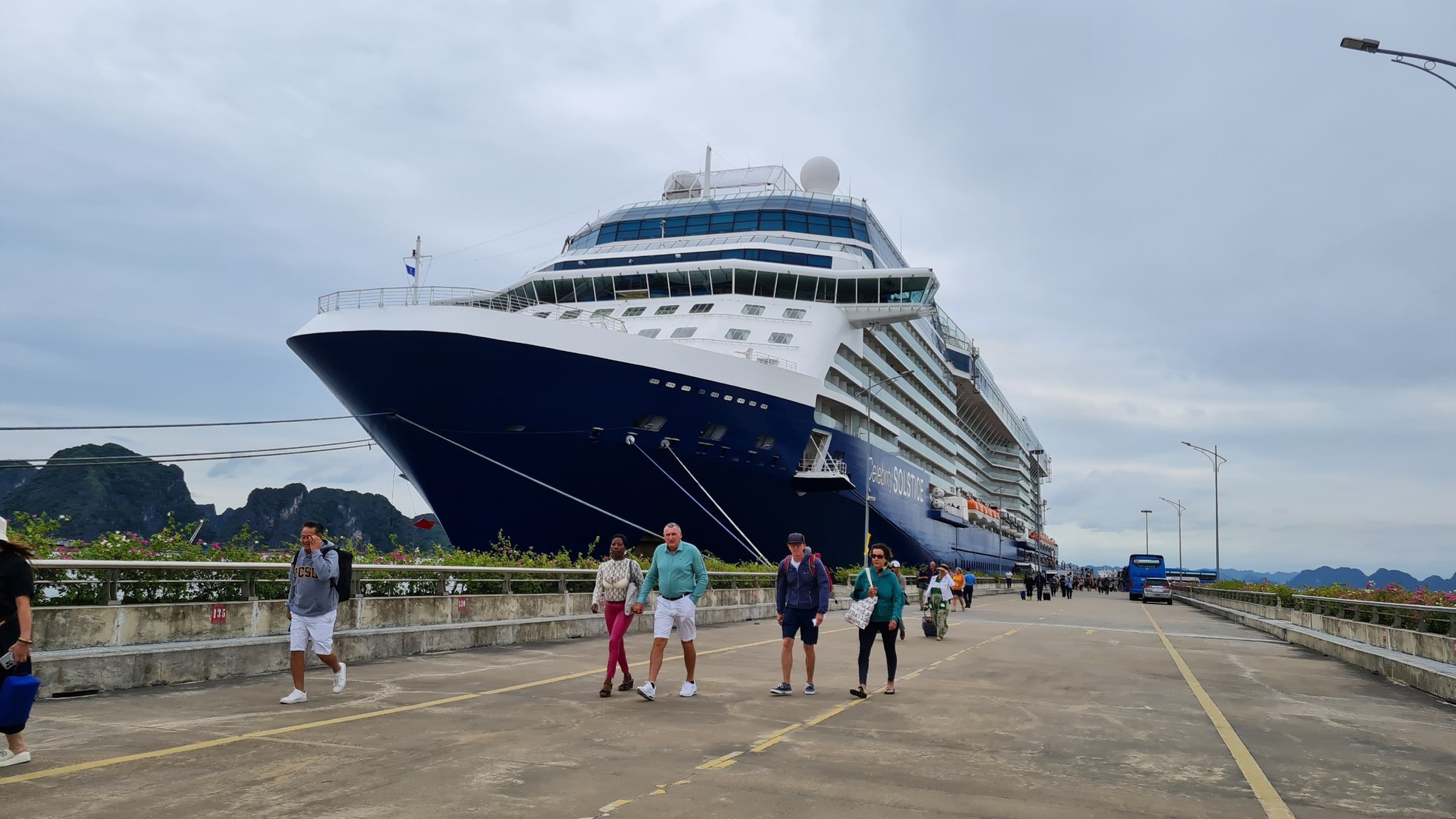 Hơn 2.600 khách quốc tế đến Hạ Long bằng siêu du thuyền - Ảnh 2.