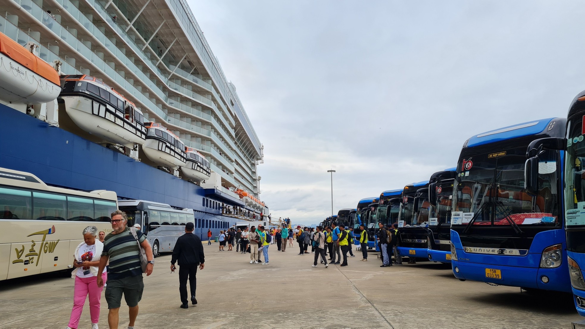 Hơn 2.600 khách quốc tế đến Hạ Long bằng siêu du thuyền - Ảnh 3.