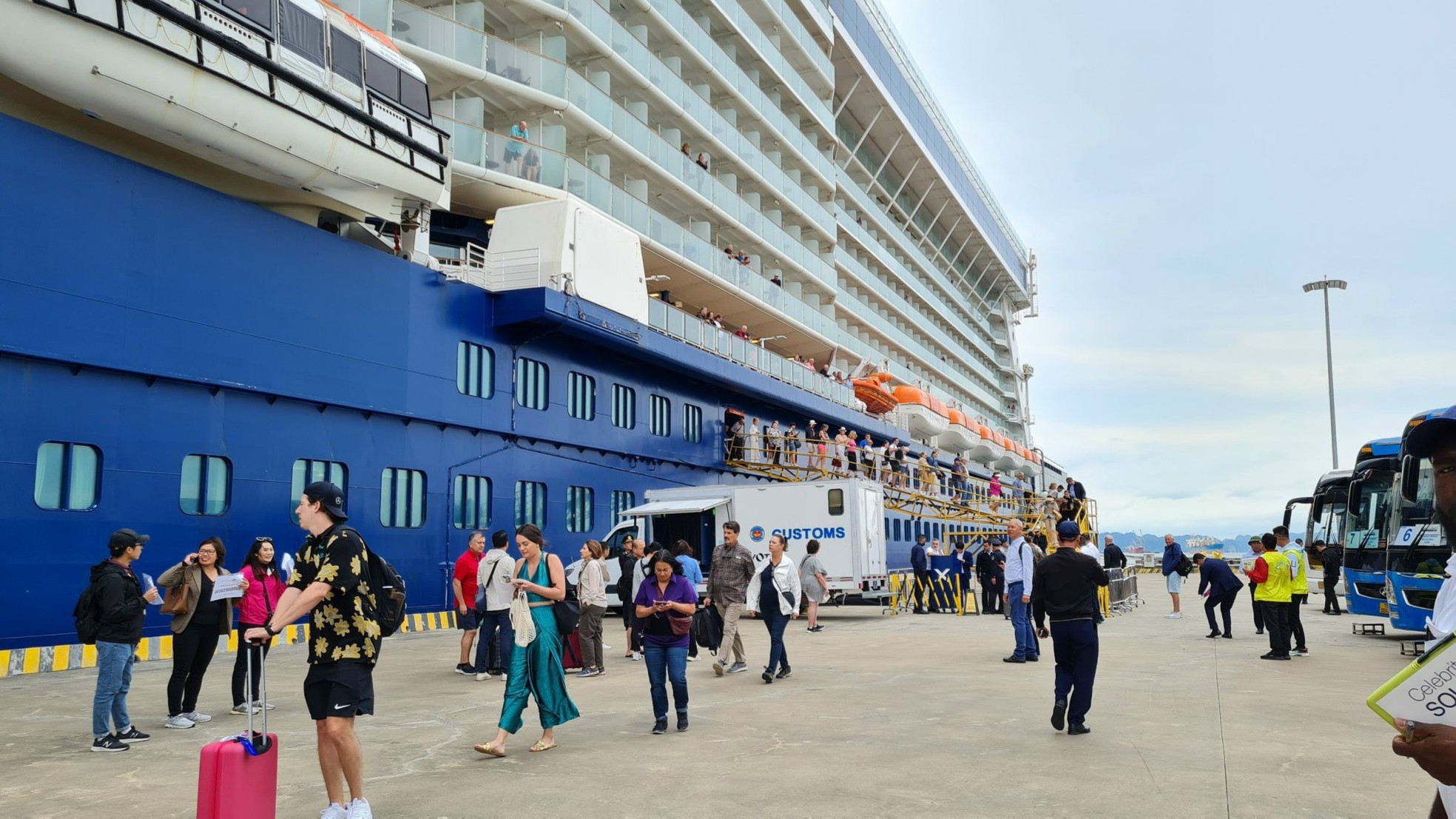 Hơn 2.600 khách quốc tế đến Hạ Long bằng siêu du thuyền - Ảnh 4.