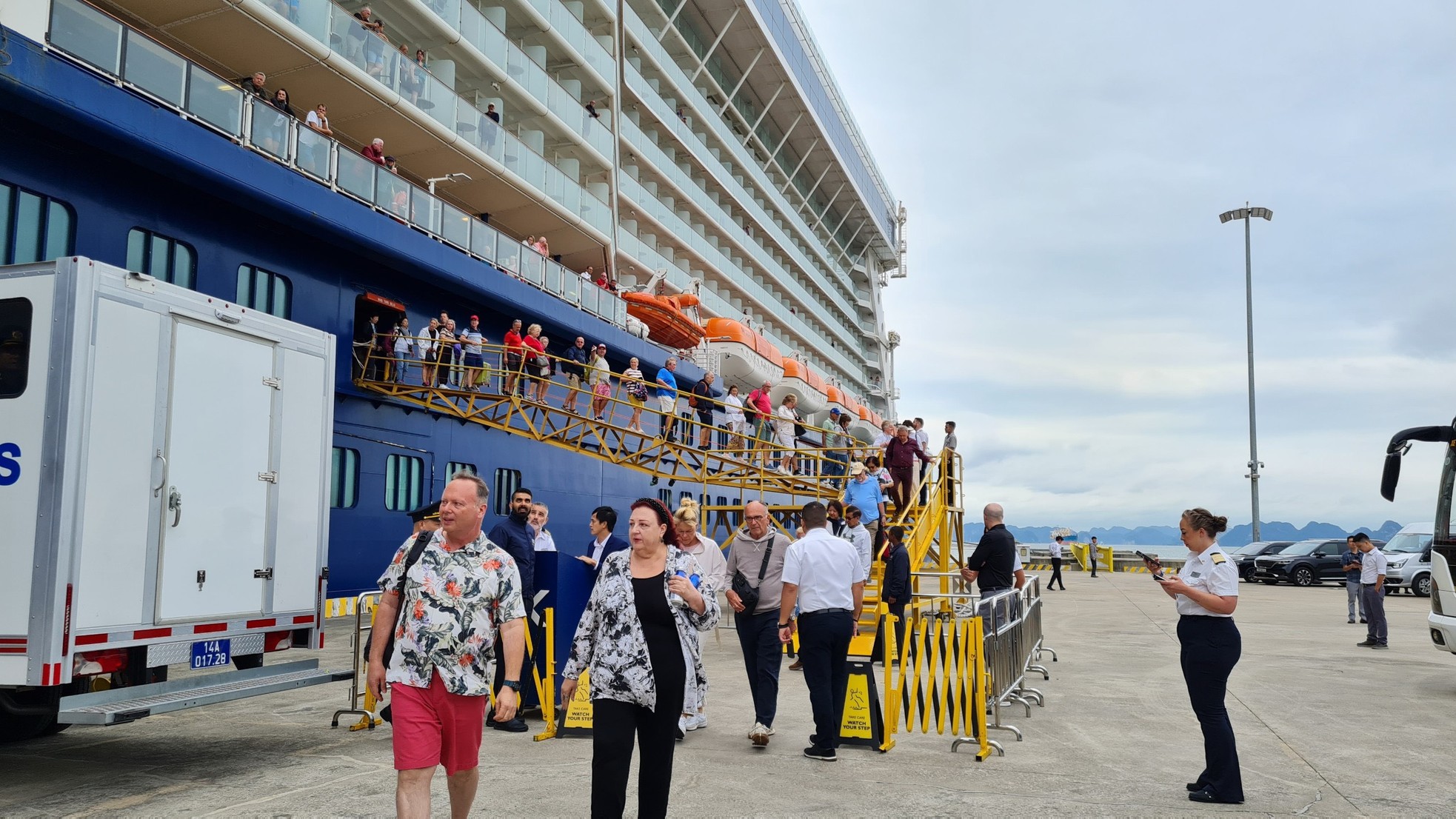 Hơn 2.600 khách quốc tế đến Hạ Long bằng siêu du thuyền - Ảnh 6.