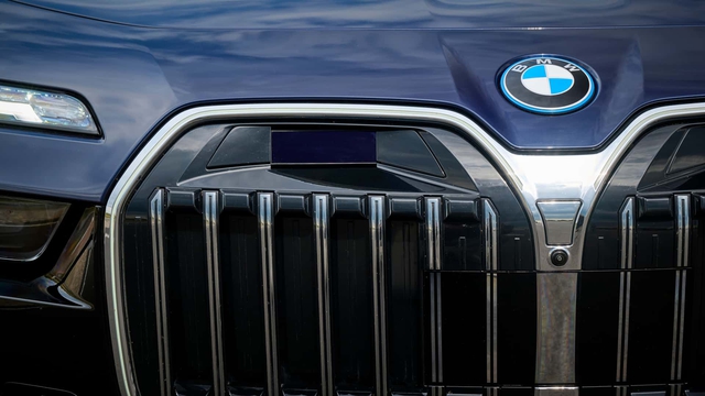 BMW một lần nữa làm lưới tản nhiệt gây tranh cãi hơn: Đã to còn rối rắm, va chạm sẽ tốn rất nhiều tiền sửa