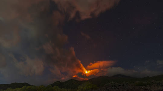 Núi lửa hoạt động mạnh nhất châu Âu Etna phun trào - Ảnh 1.