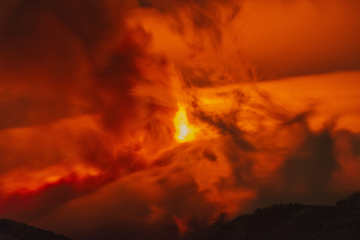 Núi lửa hoạt động mạnh nhất châu Âu Etna phun trào - Ảnh 2.