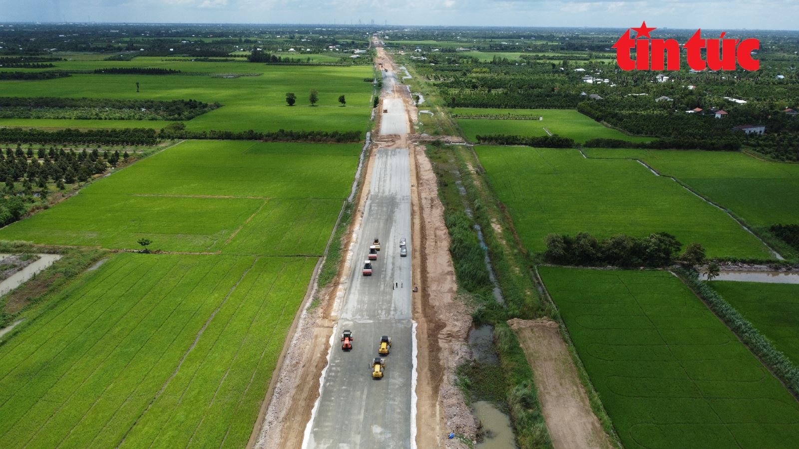 Cao tốc Mỹ Thuận - Cần Thơ chạy đua về đích - Ảnh 4.