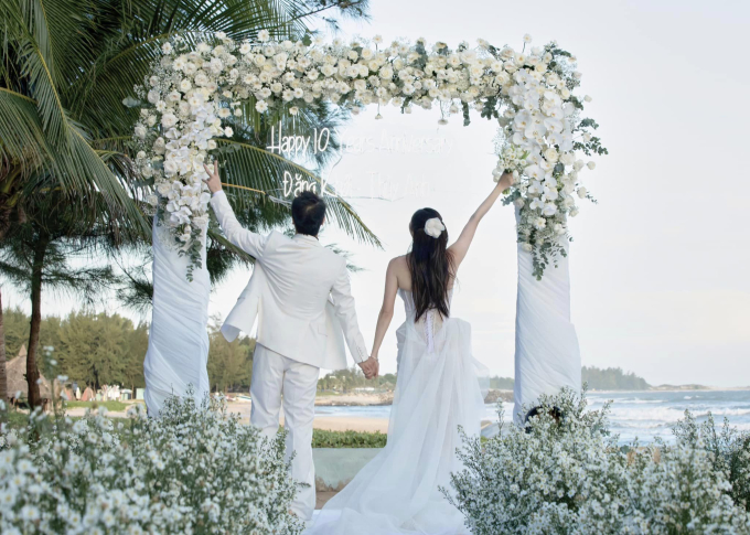 Hoa cầm tay của vợ chồng Đăng Khôi sau 10 năm &quot;cưới lại&quot;: Điểm xuyết linh lan trắng - loại hoa lọt top đắt nhất thế giới - Ảnh 5.