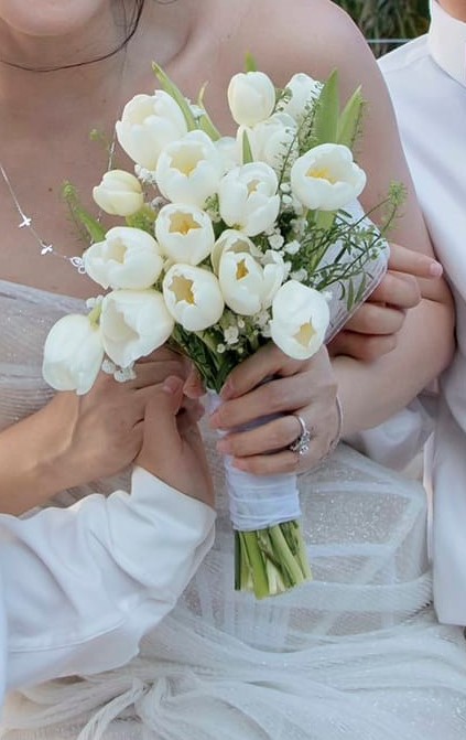 Hoa cầm tay của vợ chồng Đăng Khôi sau 10 năm &quot;cưới lại&quot;: Điểm xuyết linh lan trắng - loại hoa lọt top đắt nhất thế giới - Ảnh 3.