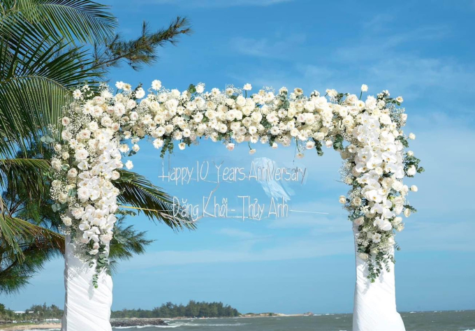 Hoa cầm tay của vợ chồng Đăng Khôi sau 10 năm &quot;cưới lại&quot;: Điểm xuyết linh lan trắng - loại hoa lọt top đắt nhất thế giới - Ảnh 2.