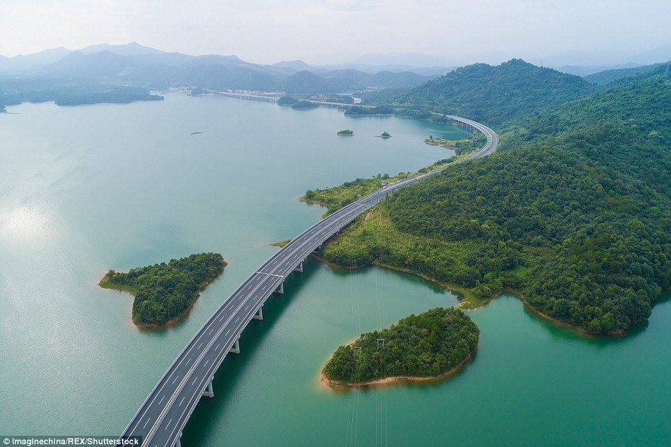 Không làm ‘rớt’ vật liệu xây dựng nào xuống nước, Trung Quốc vẫn xây thành công 'dải lụa uốn quanh hồ’ khiến báo Anh cũng phải ngỡ ngàng vì quá đẹp: Công nghệ Trung Quốc đúng là không thể đùa - Ảnh 2.