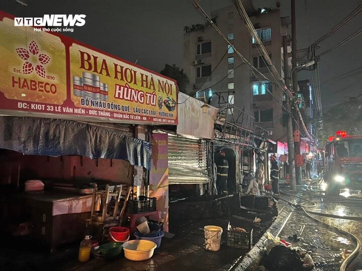 Hỏa hoạn lúc nửa đêm, 3 ki ốt ở Hà Nội bị thiêu rụi - Ảnh 2.