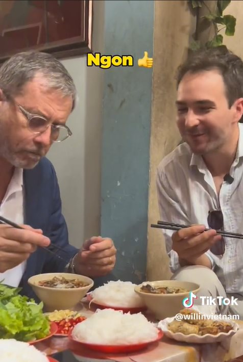 Một món ăn vỉa hè Hà Nội được tân Đại sứ Pháp khen ngon hết lời, thể hiện sự thích thú đặc biệt - Ảnh 3.