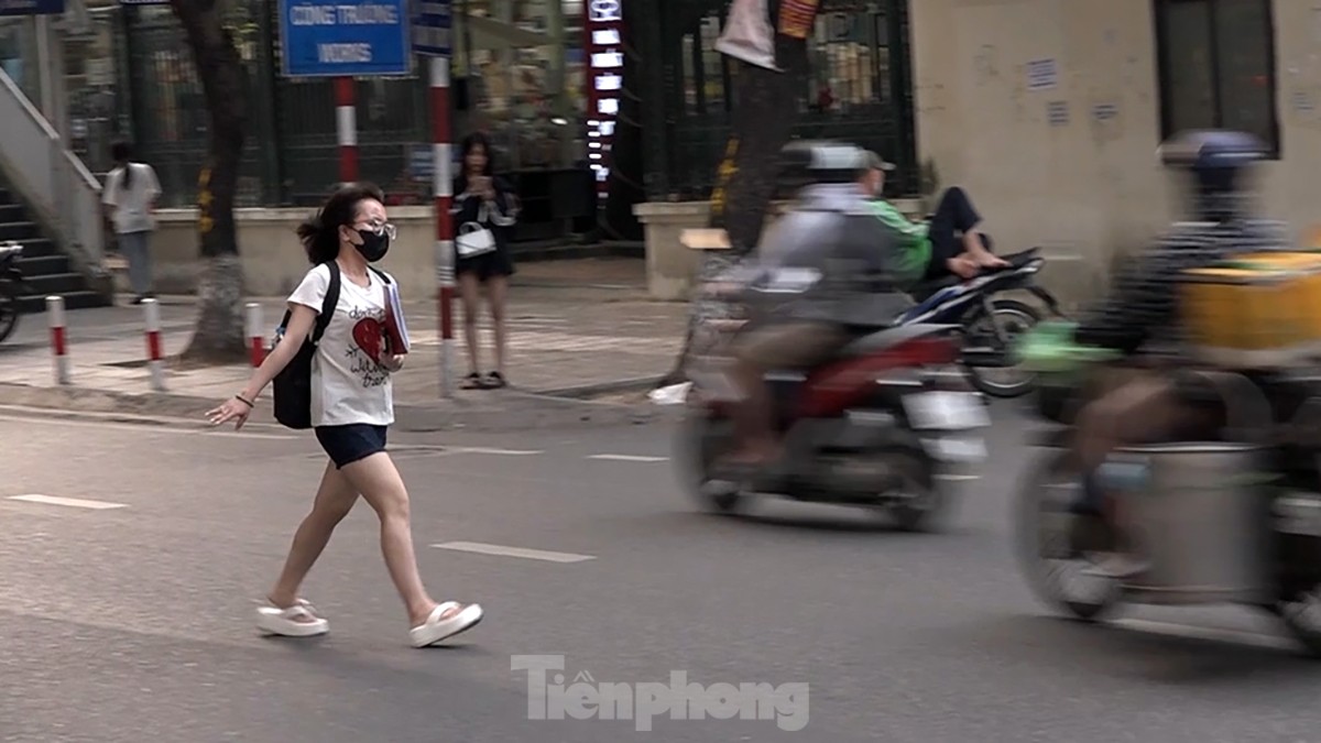 Hà Nội: Người dân 'ngơ ngác' khi bị phạt vì đi bộ sang đường không đúng quy định - Ảnh 2.