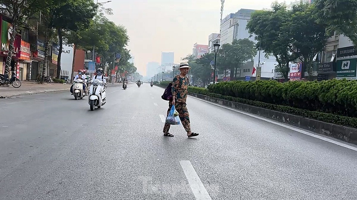 Hà Nội: Người dân 'ngơ ngác' khi bị phạt vì đi bộ sang đường không đúng quy định - Ảnh 1.
