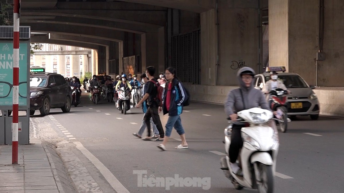 Hà Nội: Người dân 'ngơ ngác' khi bị phạt vì đi bộ sang đường không đúng quy định - Ảnh 5.