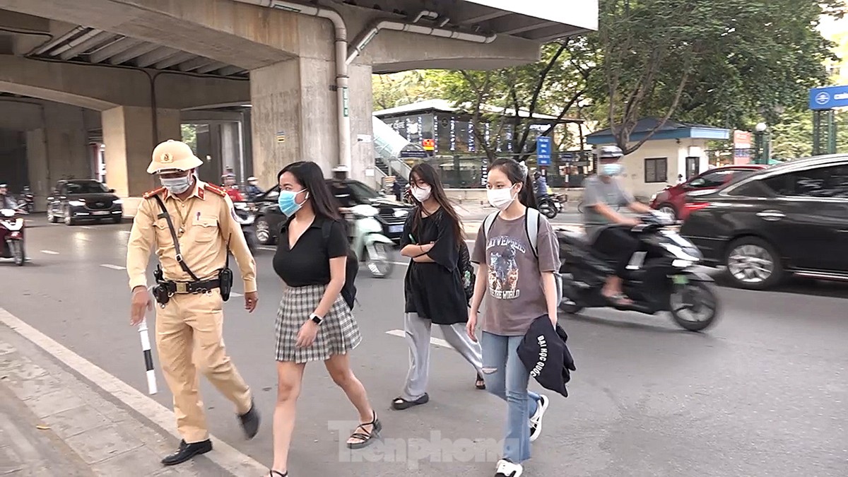 Hà Nội: Người dân 'ngơ ngác' khi bị phạt vì đi bộ sang đường không đúng quy định - Ảnh 8.