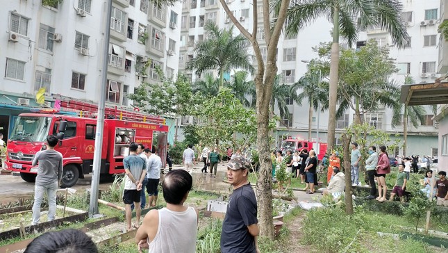 Cháy chung cư 12 tầng ở Đà Nẵng hàng trăm người dân hoảng loạn - Ảnh 1.