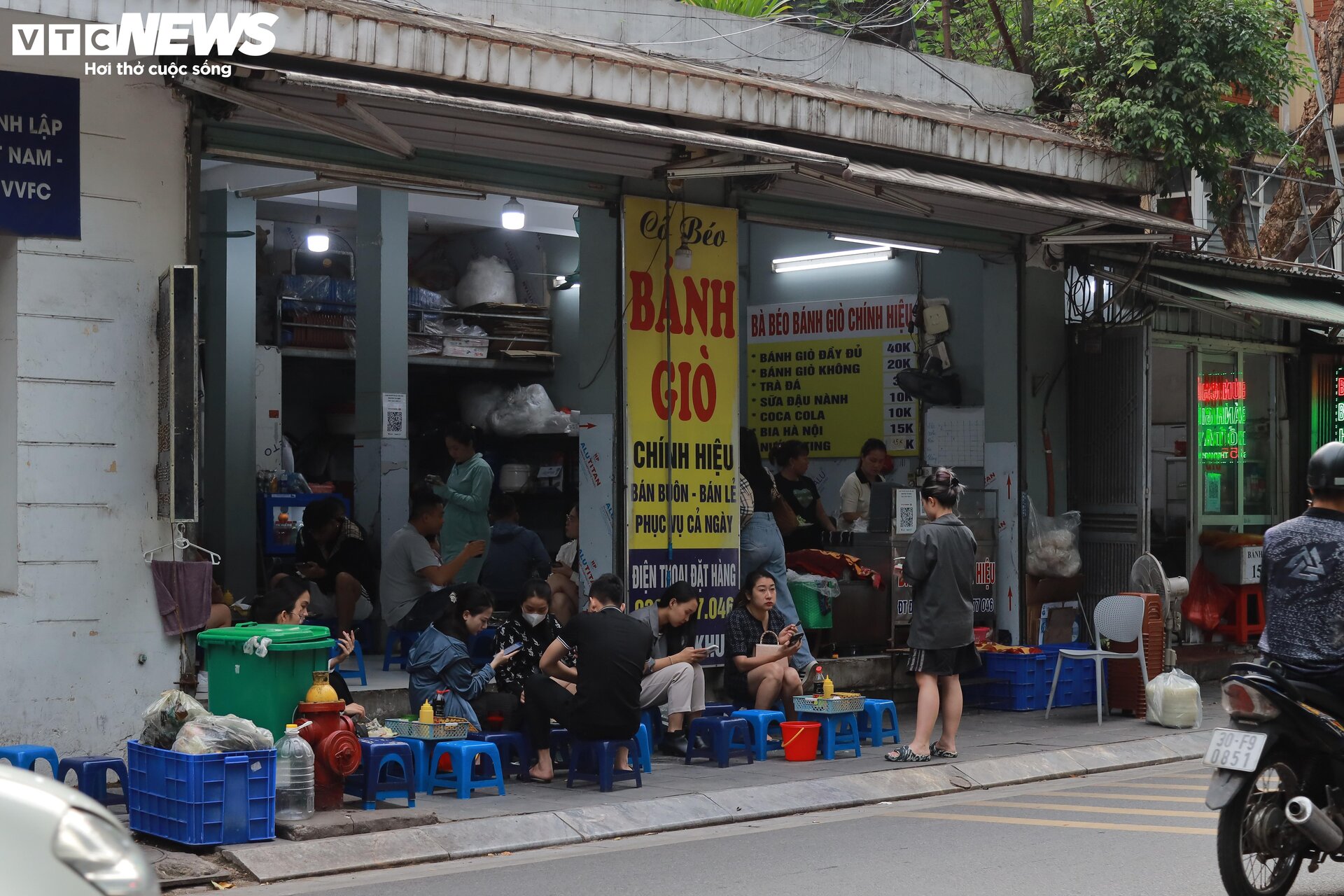 Hà Nội chuyển rét, quán ăn vỉa hè đông nghẹt khách từ sáng sớm đến đêm khuya - Ảnh 5.