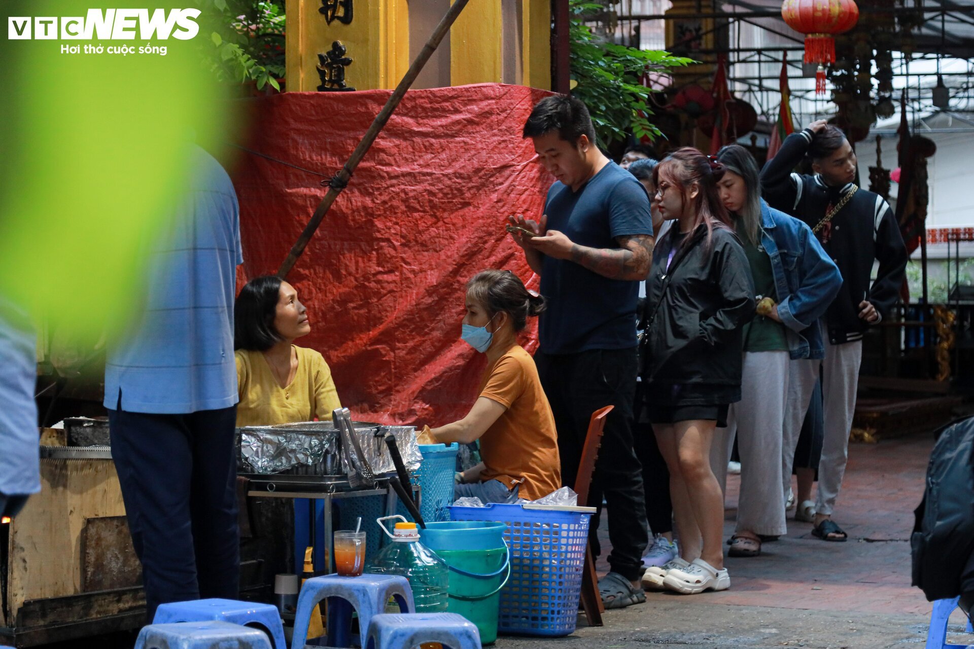 Hà Nội chuyển rét, quán ăn vỉa hè đông nghẹt khách từ sáng sớm đến đêm khuya - Ảnh 9.