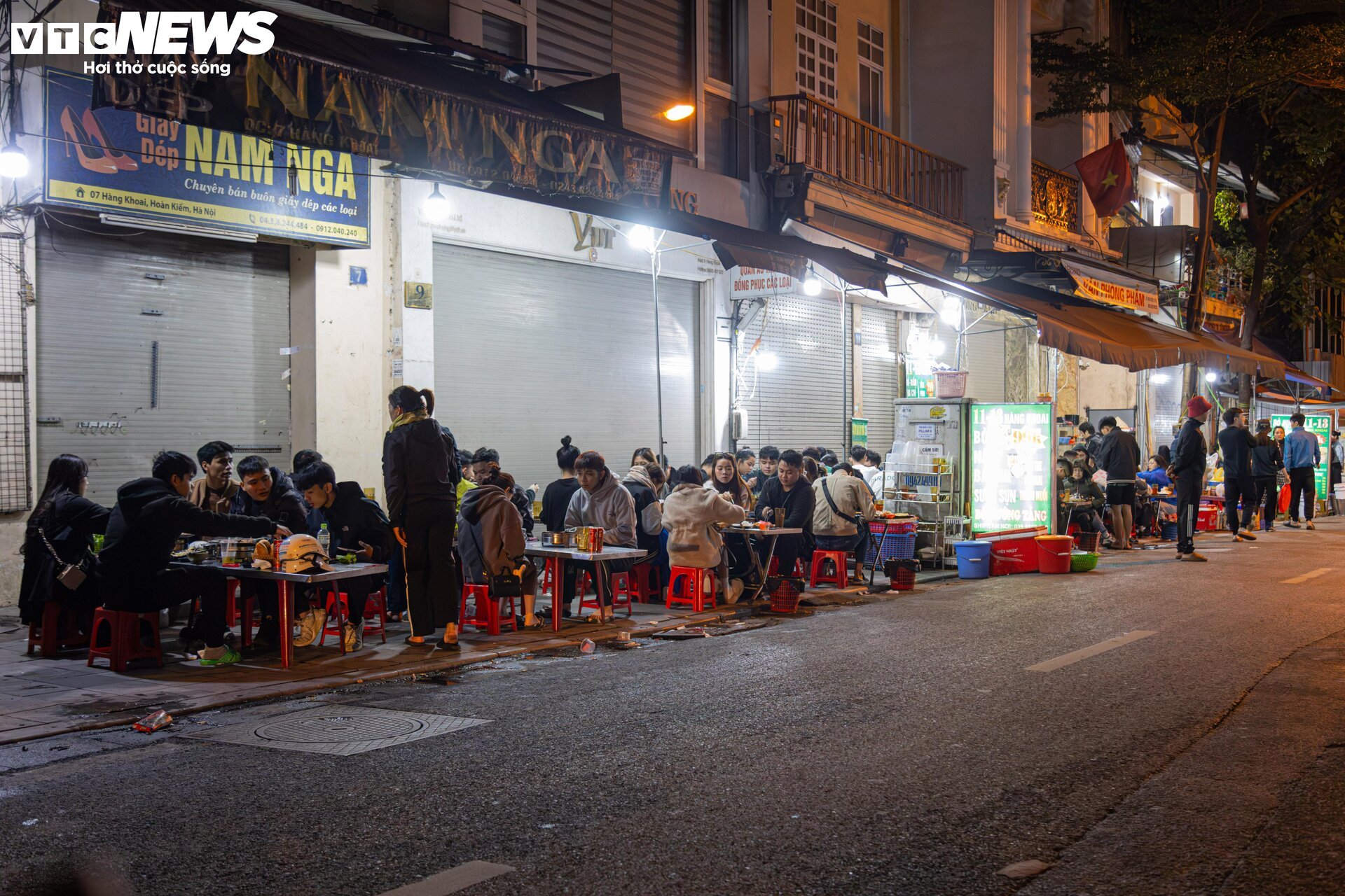 Hà Nội chuyển rét, quán ăn vỉa hè đông nghẹt khách từ sáng sớm đến đêm khuya - Ảnh 12.