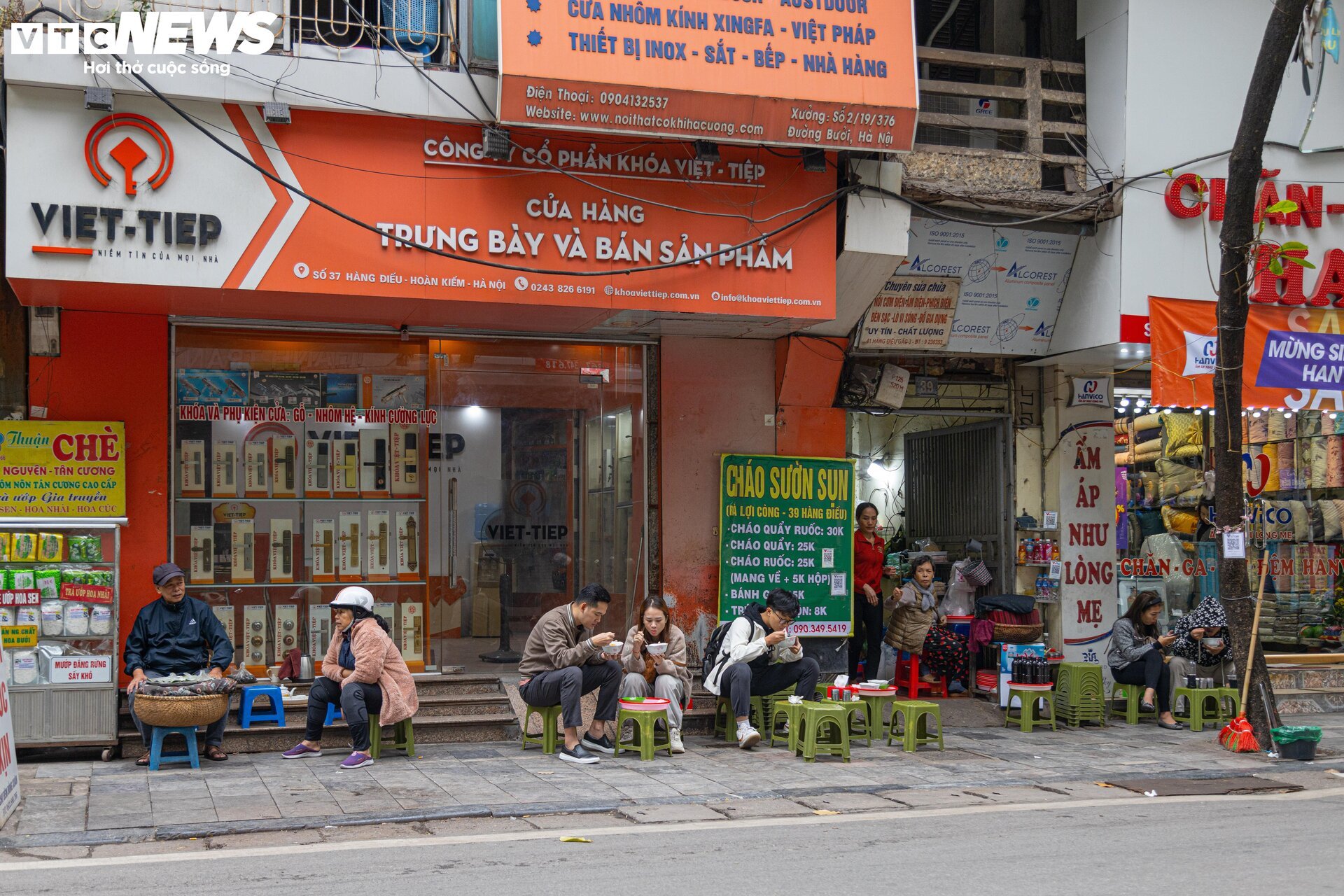 Hà Nội chuyển rét, quán ăn vỉa hè đông nghẹt khách từ sáng sớm đến đêm khuya - Ảnh 6.