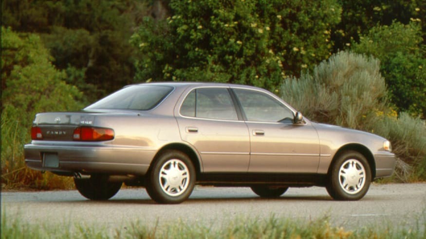 9 ảnh 9 thế hệ Toyota Camry: 43 năm tạo cơn sốt sedan bất chấp mọi xu hướng