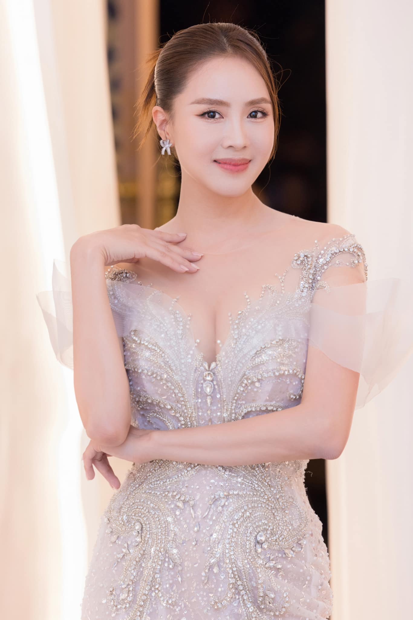 Nữ diễn viên Việt mà nhiều sao nam khao khát được hôn: Giấu kín chồng 15 năm, 40 tuổi vẫn đẹp nuột nà - Ảnh 1.