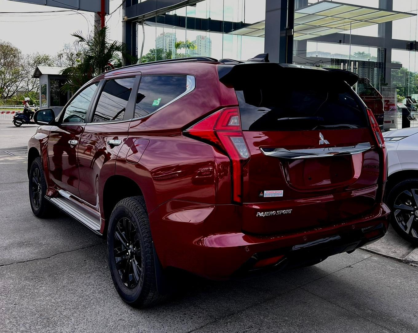 Mitsubishi Pajero Sport thêm bản mới tại Việt Nam: Đẹp hơn, thêm option, chơi sốc với 'mua xe từ 230 triệu' - Ảnh 11. Mitsubishi Pajero Sport thêm bản mới tại Việt Nam: Đẹp hơn, thêm option, chơi sốc với 'mua xe từ 230 triệu' - Ảnh 11.