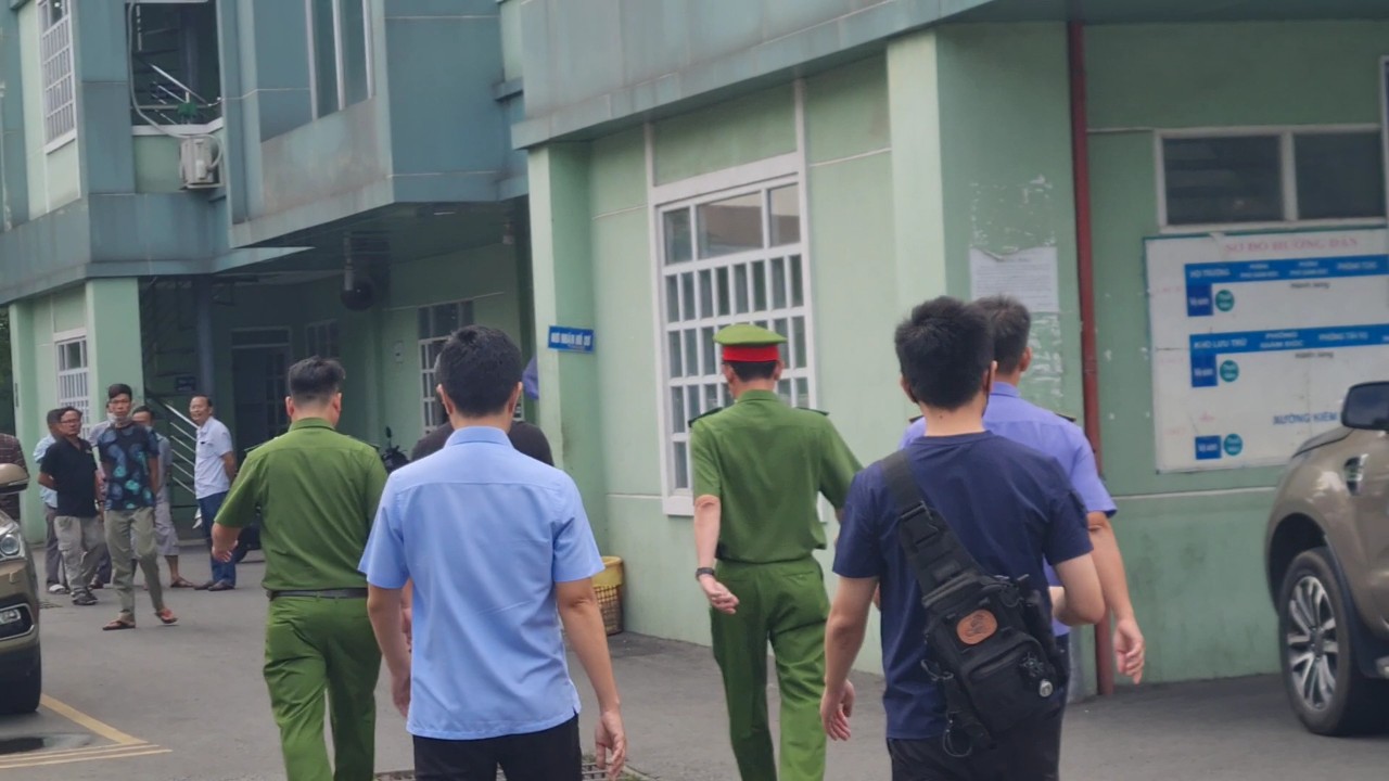 Cảnh sát khám xét trung tâm đăng kiểm lớn nhất Đồng Nai - Ảnh 1.