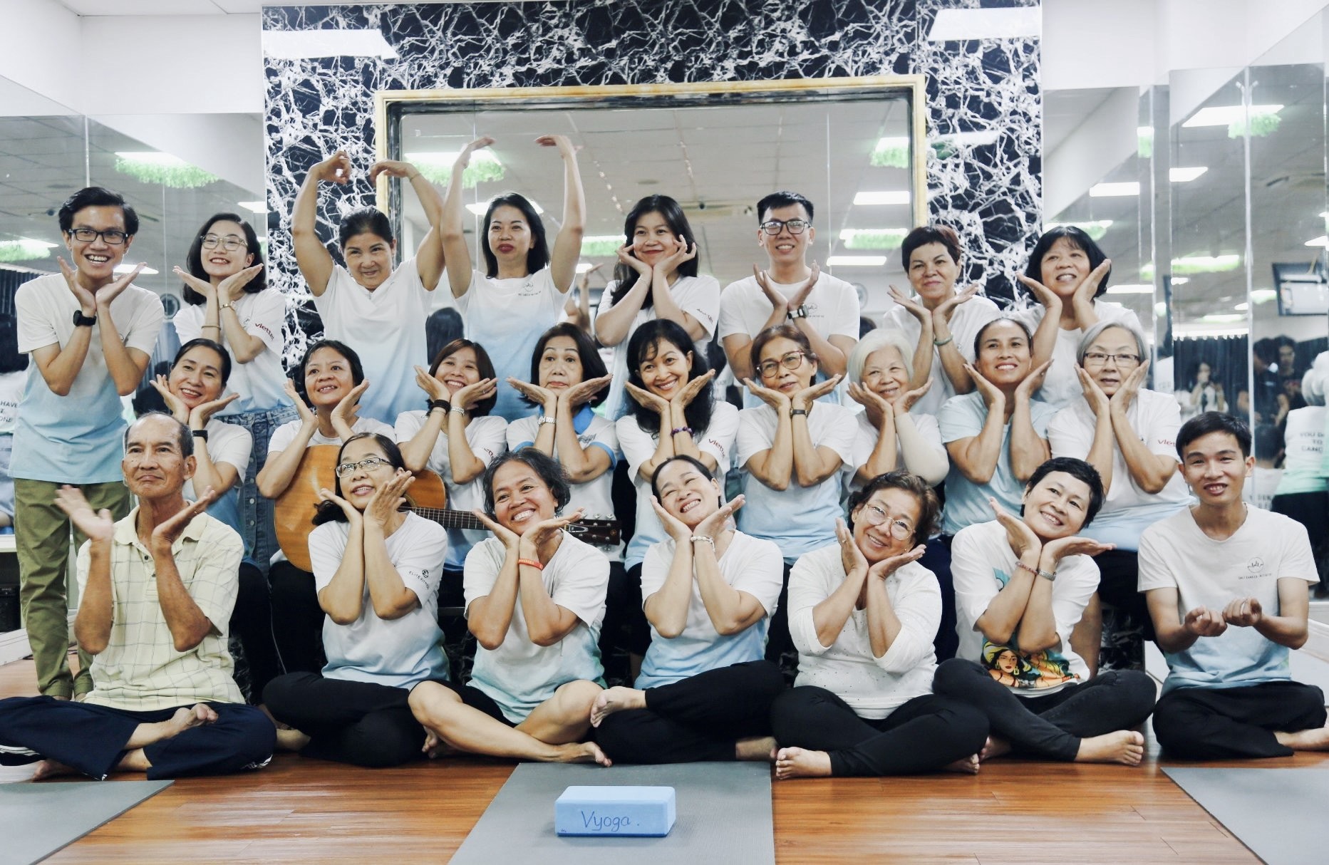 Những chiến binh K đặc biệt trong lớp học Yoga miễn phí ở Sài Gòn: Cô không còn thấy lẻ loi nữa... - Ảnh 11.
