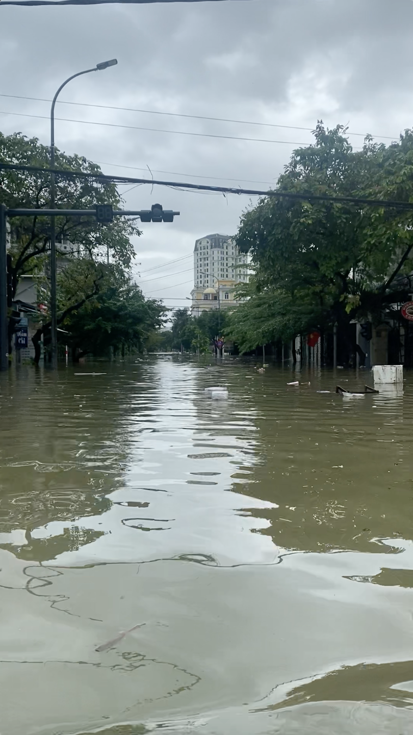 Đi du lịch Huế đúng ngày mưa lụt, cô gái có trải nghiệm "không bao giờ quên"- Ảnh 3.